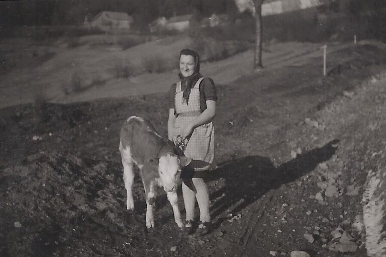 Copy_of_Marie_mit_Kalb_1949.jpg  